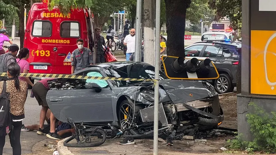 Ciclista é atropelado por Porsche em Pinheiros; vídeo mostra danos no veículo e bicicleta destruída