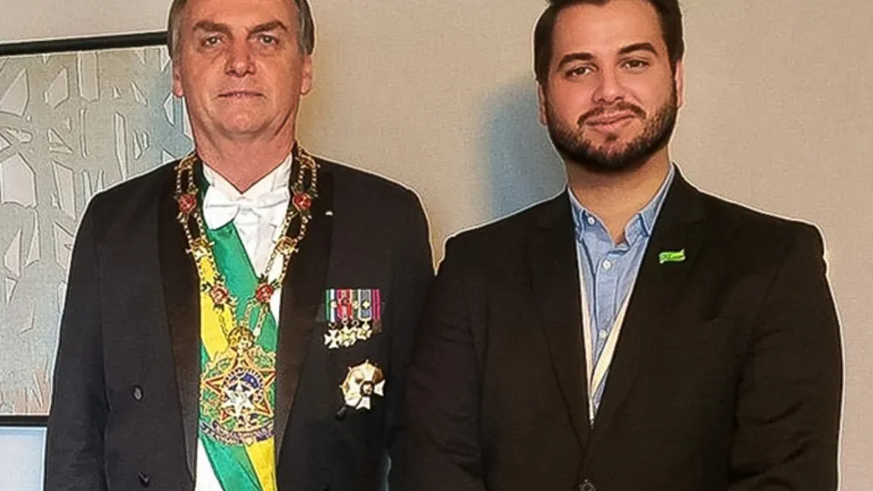 Filipe Martins, ex-assessor de Jair Bolsonaro, é indiciado por suposta participação em plano para desacreditar resultado eleitoral.