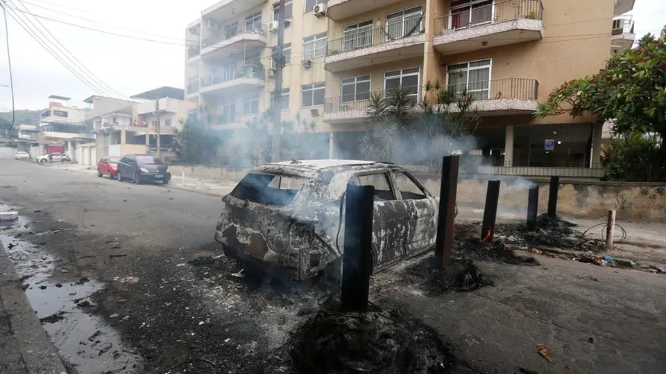 Ação busca cumprir mandados de prisão e apreensão contra traficantes do Comando Vermelho no Rio de Janeiro