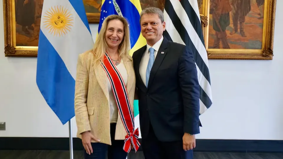 Governador de São Paulo homenageia Karina Milei, irmã do presidente argentino, em encontro no Palácio dos Bandeirantes.