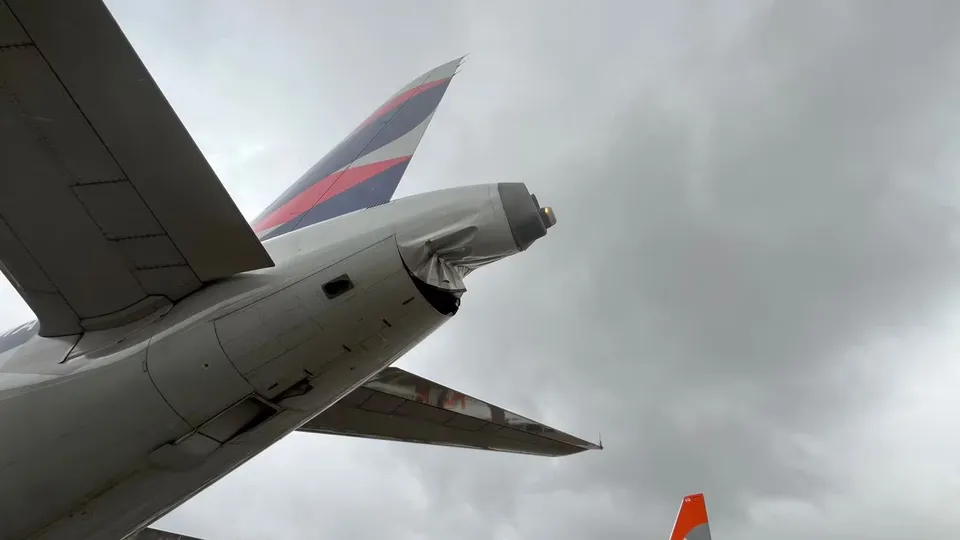 Incidente ocorreu entre aeronaves da Latam, mas não deixou feridos; veja o momento da colisão.