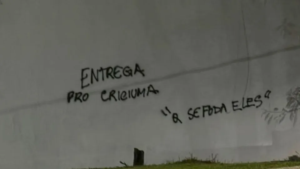 Muro do Ninho do Urubu é pichado com mensagens para que o time entregue o jogo contra o Criciúma