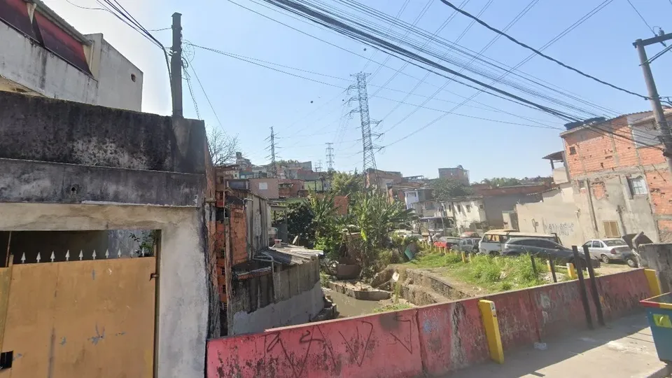 A Secretaria da Segurança Pública toma medidas após vídeo mostrar policial jogando homem de ponte em São Paulo
