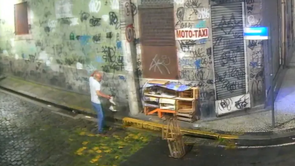 Acusado foi identificado e detido após imagens de agressões viralizarem nas redes sociais; ele já tinha histórico de maus-tratos.