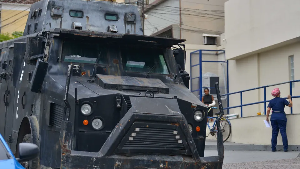 Seis pessoas foram baleadas durante a operação no Complexo da Penha, incluindo uma mulher grávida e um policial. A ação visa combater o tráfico.