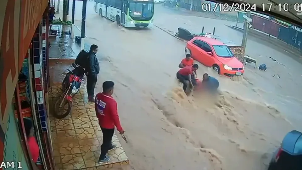 No último domingo, 1º, uma mulher foi socorrida após ser arrastada por enxurrada em Brasília; veja o vídeo do resgate.