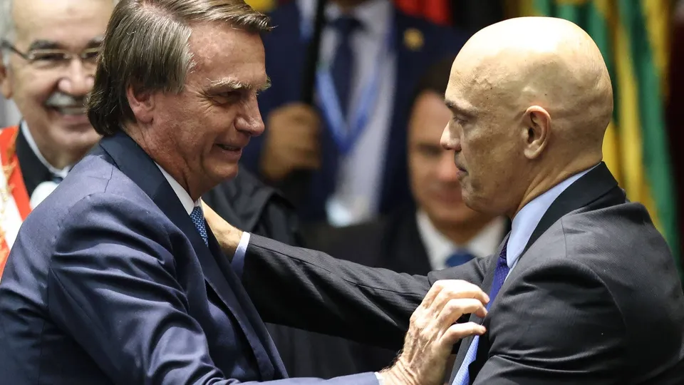 Decisão do ministro do STF permite excepcionalmente contato entre ex-presidente e dirigente do PL durante luto.