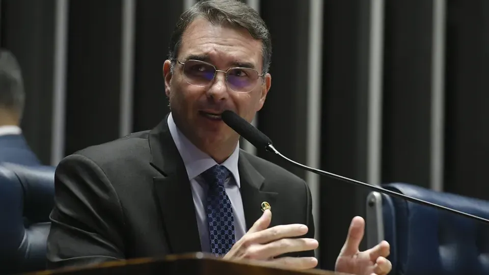 Flávio Bolsonaro sugere corte internacional como alternativa para pai indiciado