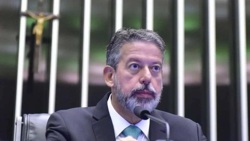 Arthur Lira pauta requerimentos de urgência para votar projetos que visam ajustes fiscais propostos pelo governo federal.