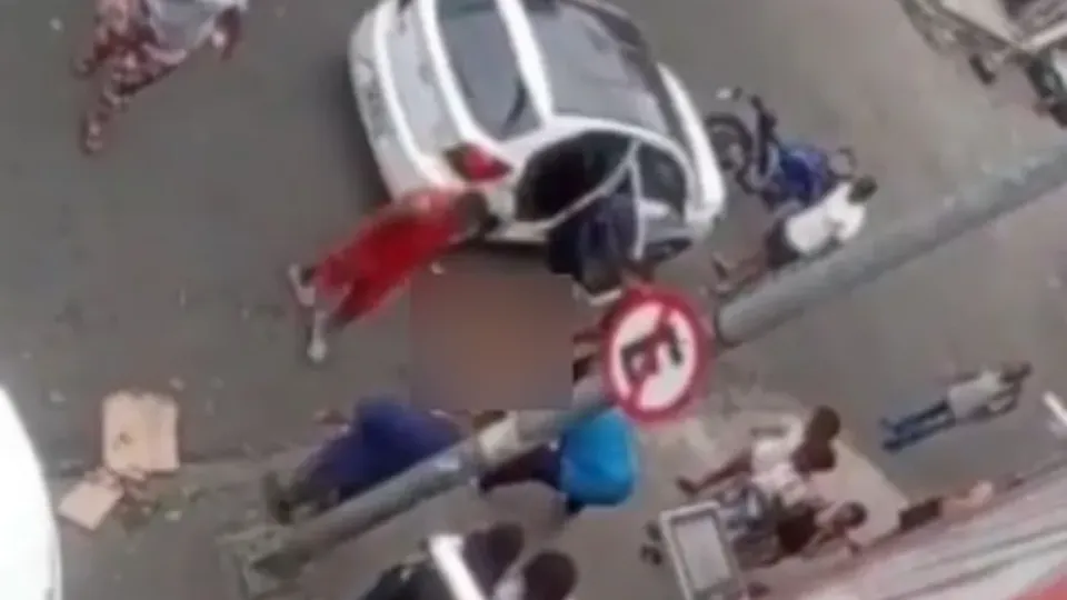 Um homem em motocicleta disparou contra as vítimas e fugiu; policiamento foi intensificado na área.