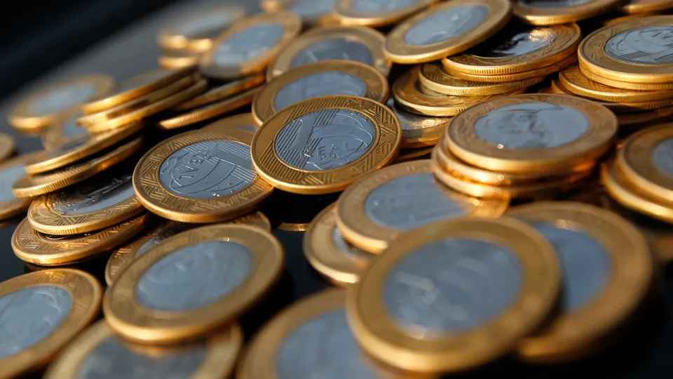 Dados positivos do PIB e desconfiança em pacote fiscal elevam expectativas de juros mais altos no país.