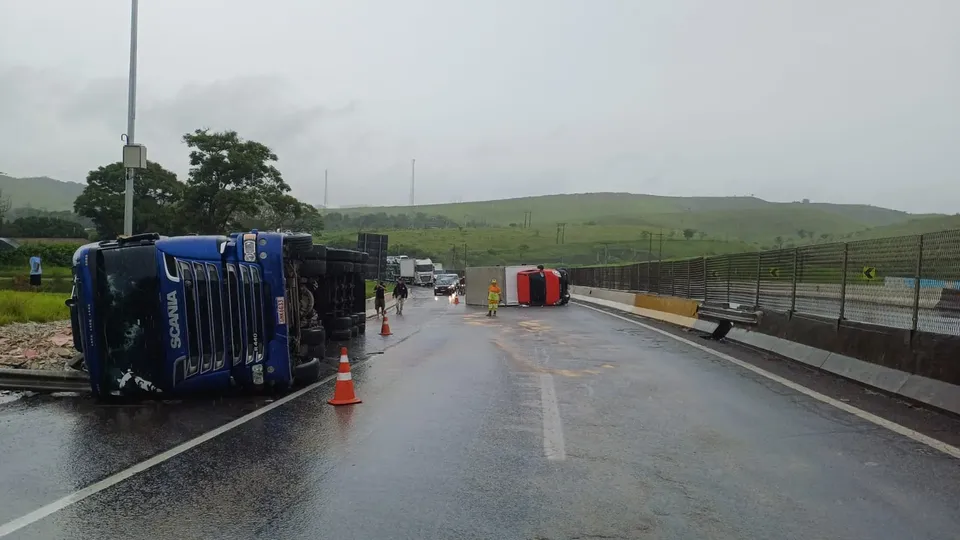 Colisão entre caminhões na Dutra provoca feridos e interdições em Cachoeira Paulista