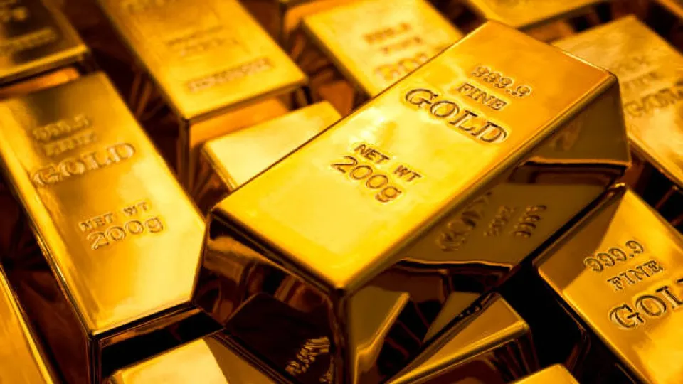 O metal precioso avança 0,35%, a US$ 2.667,90, com expectativas sobre juros nos EUA e incertezas no Oriente Médio.