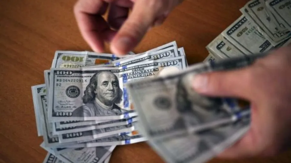 Após cinco dias de valorização, a moeda americana encerra em leve queda, mas ainda acima de R$ 6,00.