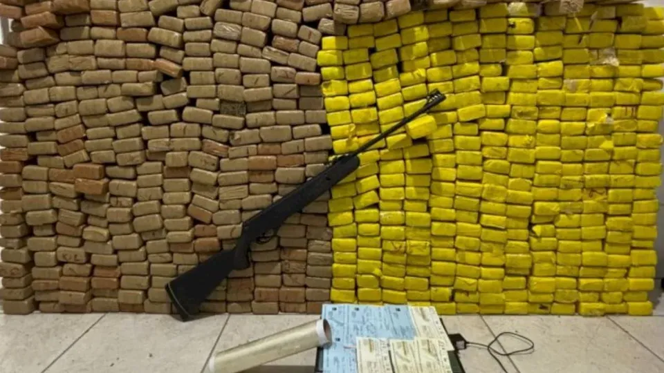 Uma operação na Grande Florianópolis resultou na apreensão de quase 400 kg de maconha e na prisão de dois suspeitos.
