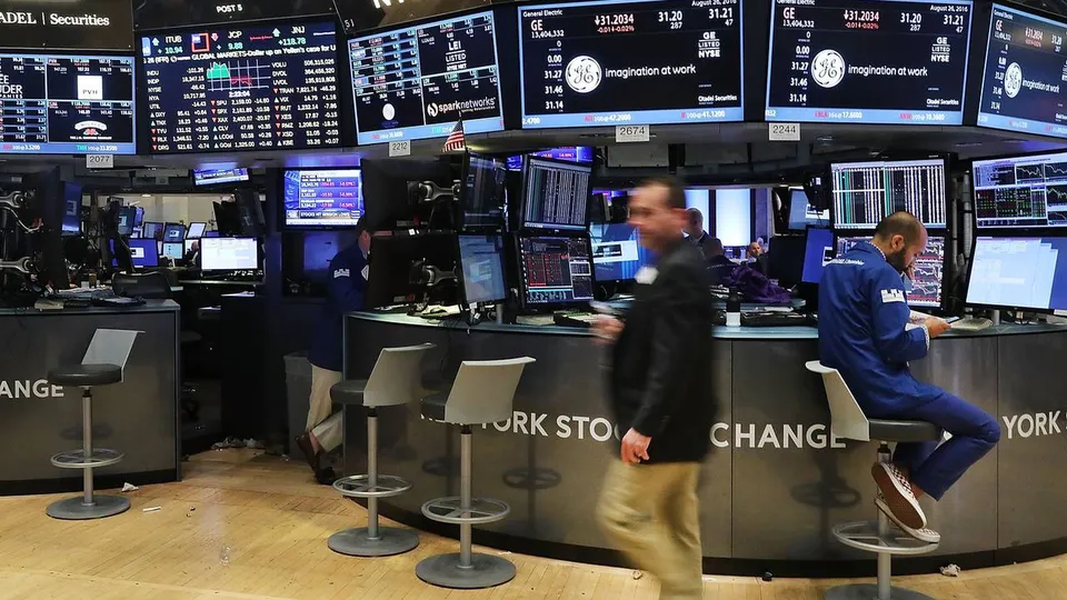O S&P 500 e o Nasdaq fecharam em alta, enquanto o Dow Jones teve leve queda. Expectativas de corte de juros ajudam o otimismo.
