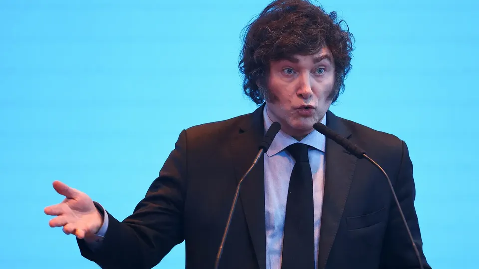 O governo de Javier Milei propõe mudanças no regime migratório, incluindo taxas em universidades e fim da assistência médica gratuita.
