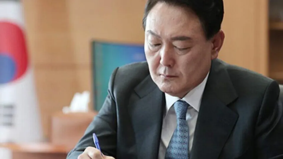 Milhares de sul-coreanos se mobilizam contra o governo e pedem impeachment de Yoon Suk Yeol.