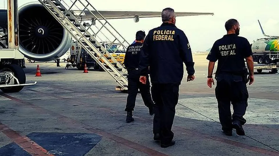 Homem foi detido pela Polícia Federal após denúncias de assédio durante a viagem; caso foi classificado como estupro de vulnerável.
