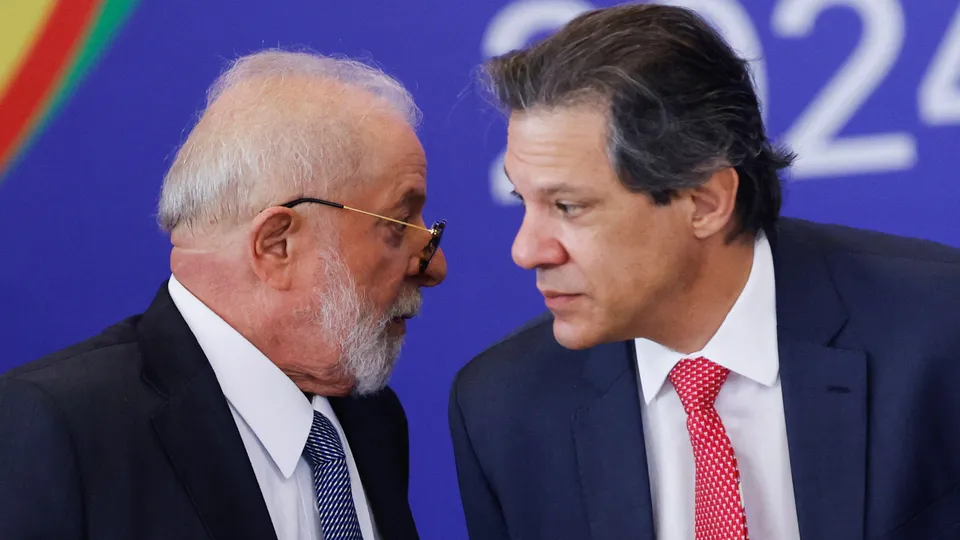 Pesquisa aponta que apenas 3% dos economistas avaliam positivamente a gestão do presidente; Haddad tem 41% de aprovação.