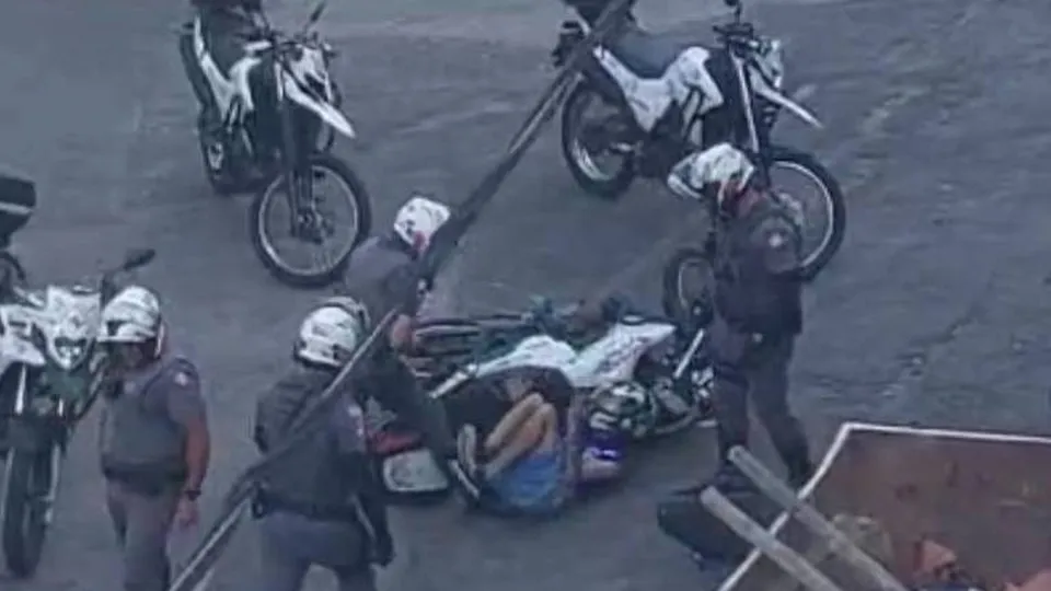 A Polícia Militar investiga a conduta dos envolvidos após a divulgação de um vídeo das agressões.