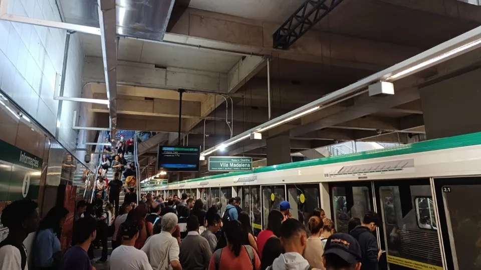 Passageiros enfrentam longas filas e espera devido a problemas no sistema de sinalização desde as 6h38 desta quarta-feira.