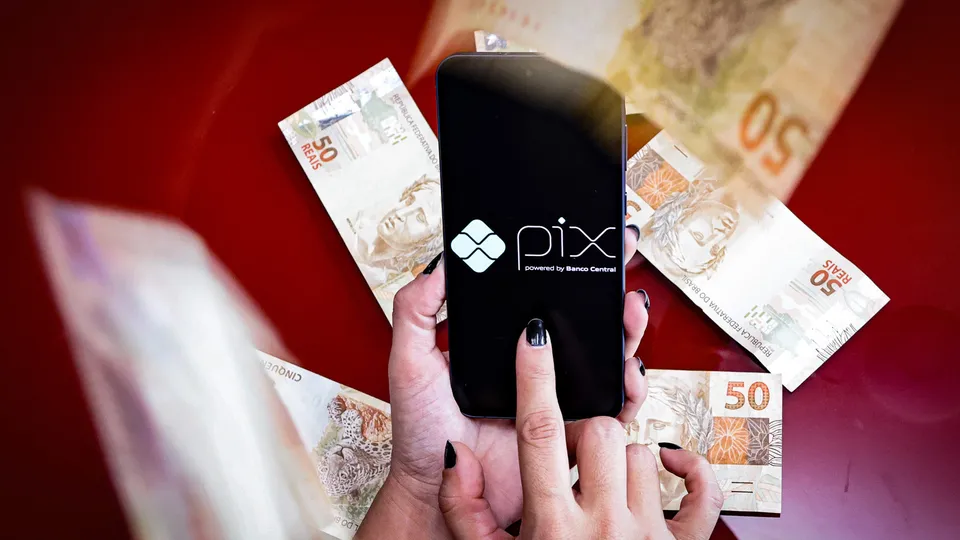 Pesquisa do Banco Central revela que 76,4% da população utiliza o Pix, enquanto 68,9% ainda usam dinheiro.