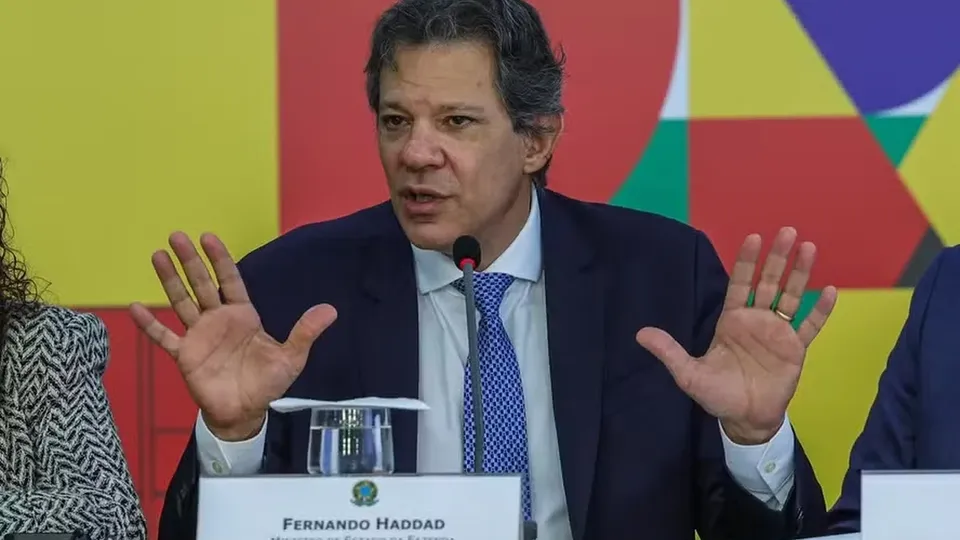 Mercado financeiro observa a evolução das taxas de juros e repercussões do pacote fiscal do governo