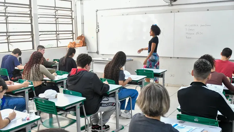 Dados do IBGE revelam que 19% da população jovem não finalizou o ensino médio; desigualdade entre gêneros persiste.