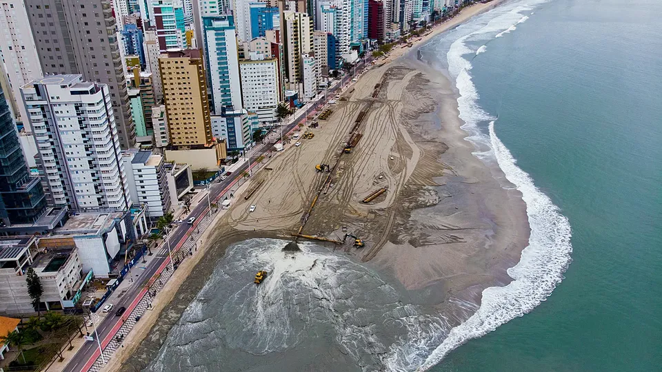 Flávio Bolsonaro defende que proposta garante acesso público às praias, mas oposição critica riscos de privatização