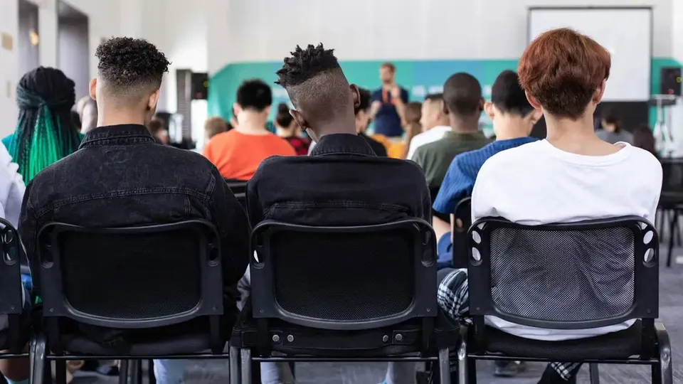 Resultados do TIMSS 2023 revelam que Brasil ocupa as últimas posições em matemática e ciências, gerando críticas ao sistema educacional