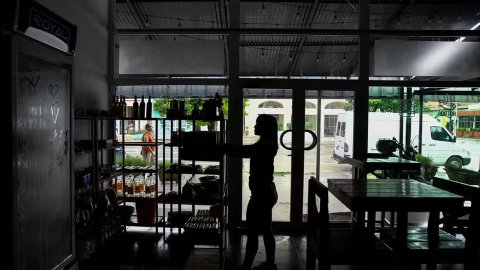 Na madrugada desta quarta-feira, o sistema elétrico cubano colapsou novamente, afetando a população já sobrecarregada por crises.