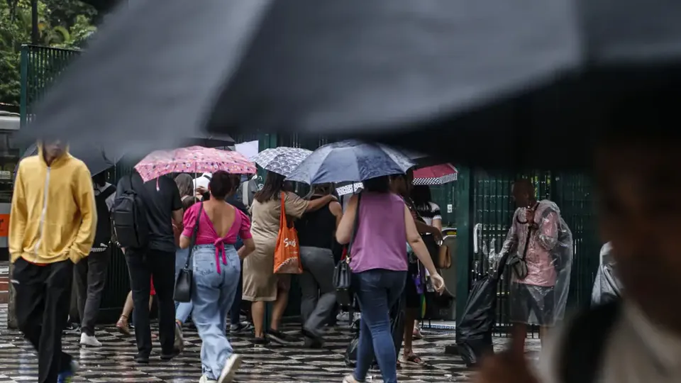 Sistema de alertas da Defesa Civil Nacional usa celular para avisar sobre riscos de desastres naturais.