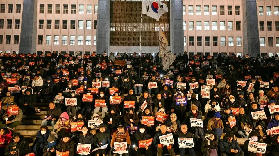 Protestos em massa ocorrem em Seul após a tentativa de lei marcial que durou apenas seis horas e culminou em pedido de impeachment