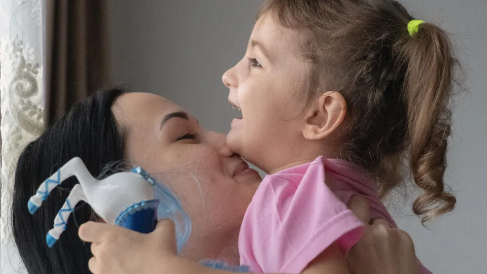 Anastasia Gridina e sua filha, Darina, de três anos, se reencontram após meses de angústia e incertezas em meio ao conflito.