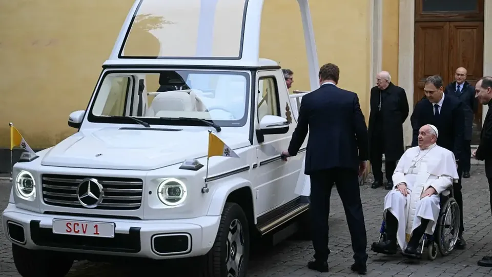 O novo veículo, uma versão do SUV Classe G, será usado pelo pontífice em eventos públicos, especialmente no Jubileu de 2025.