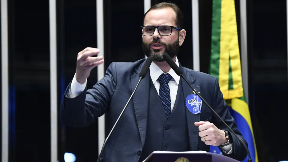 O senador Jorge Seif (PL-SC) defendeu os policiais envolvidos em ato de violência; repercussão do caso gera protestos na capital paulista.
