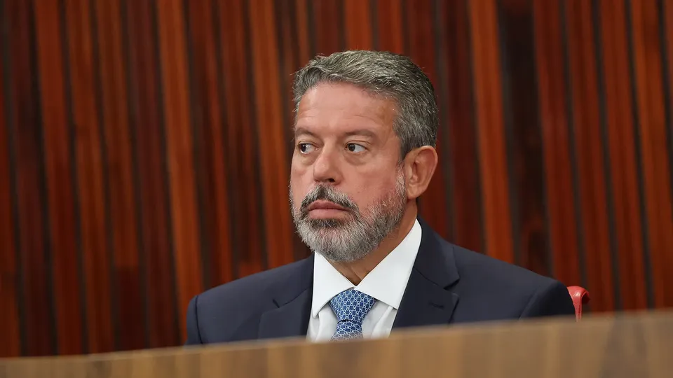 Presidente da Câmara critica a falta de apoio no Congresso para o pacote de cortes de gastos do governo Lula.