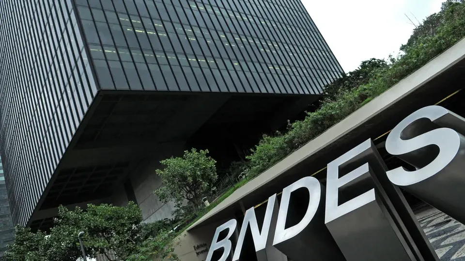 Proposta aprovada por 31 votos a 27 visa limitar financiamentos do BNDES a obras no exterior