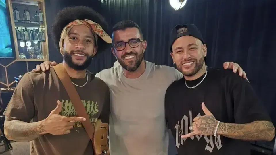 Memphis Depay expressa desejo de jogar com Neymar no Corinthians em encontro recente