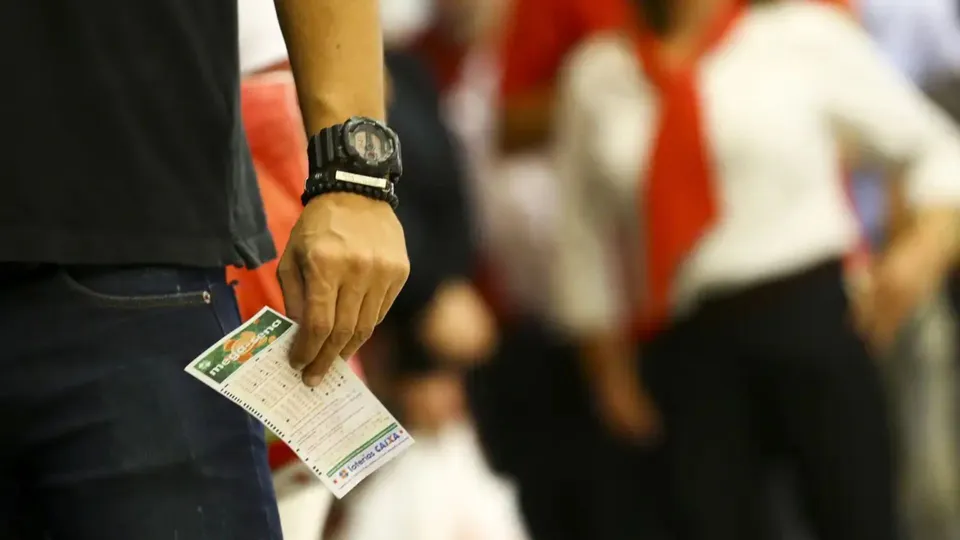Antonio Lopes, vencedor do maior prêmio da loteria em 2023, faleceu em Cuiabá durante tratamento odontológico.