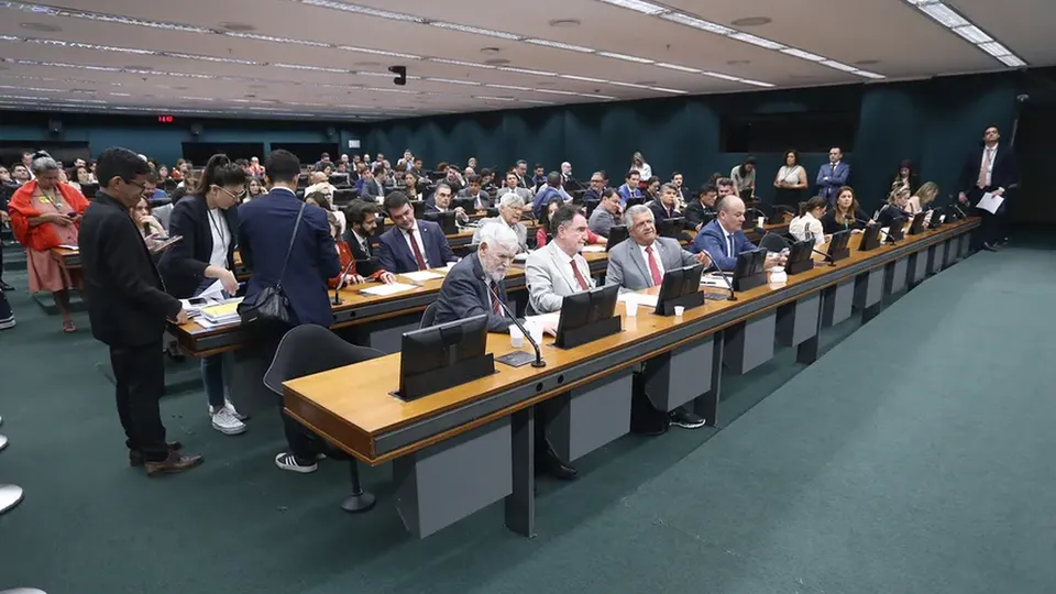 A proposta, que ainda será analisada pelo plenário, visa permitir que estados aumentem penas, mas sem criar novos crimes.