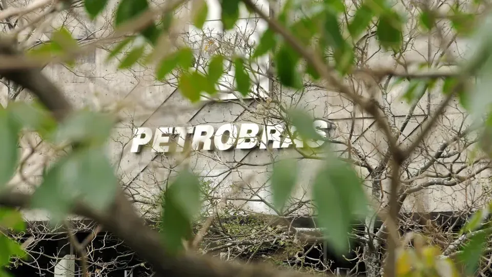 Governo deve trocar presidência do conselho da Petrobras ainda este mês; ações caem