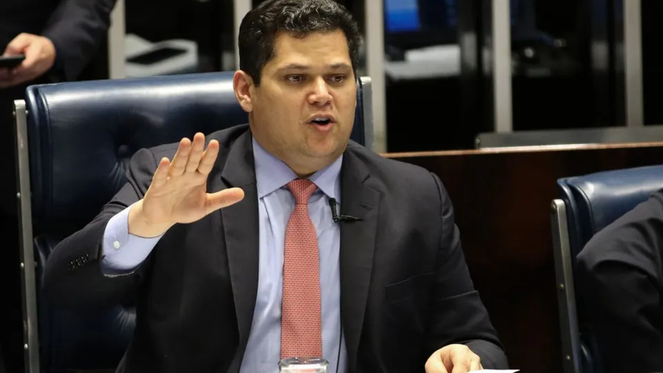 Senador Davi Alcolumbre recebeu apoio do MDB e promete acelerar tramitação de propostas de proteção à democracia.