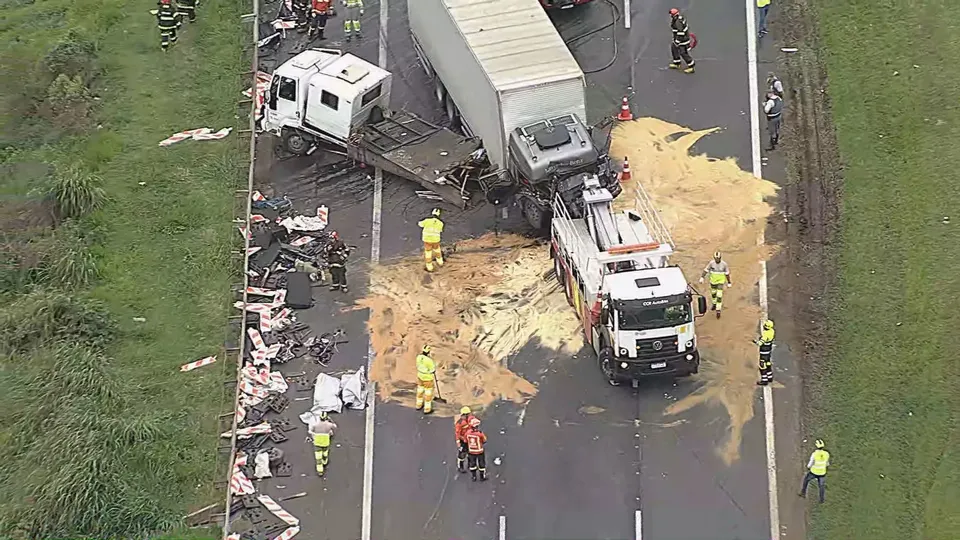 Grave colisão na Rodovia dos Bandeirantes resulta em quatro mortes e feridos