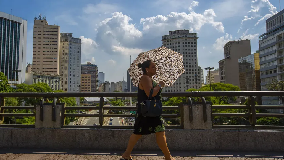 A temperatura começará a subir na tarde desta quinta-feira, 5, com máximas de até 28ºC; chuva isolada persiste em algumas áreas.