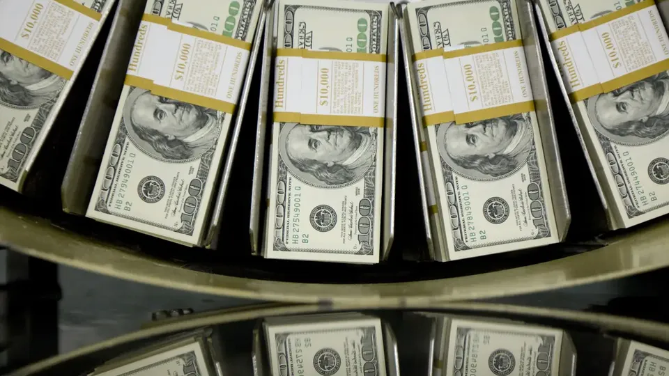 Na abertura do mercado, o dólar recua enquanto investidores aguardam informações sobre o emprego nos EUA.
