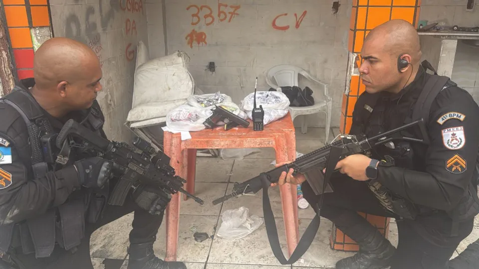 Ação ocorre após a morte do sargento Marco Antônio Matheus Maia na comunidade, intensificando a tensão na região.