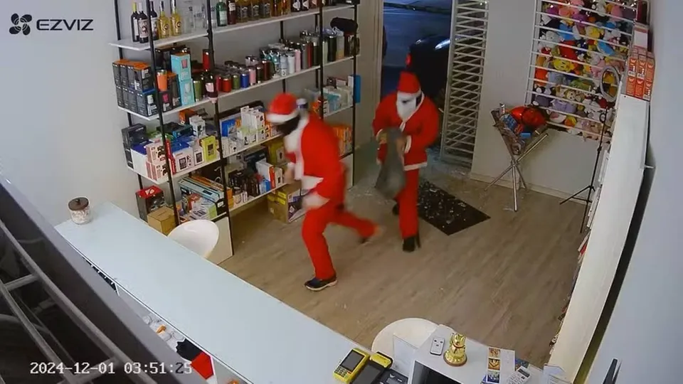 Criminosos em fantasia de Papai Noel furtam loja de eletrônicos em Minas Gerais