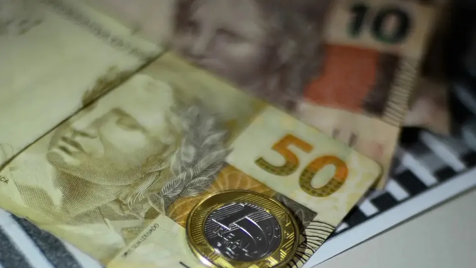 Crescimento de 3,3% é impulsionado pelo setor de serviços, embora incertezas persistam para 2025.